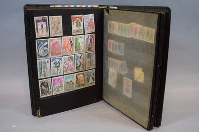 null En 5 volumes et deux carnets, timbres divers, faible valeur. On y joint un carton...