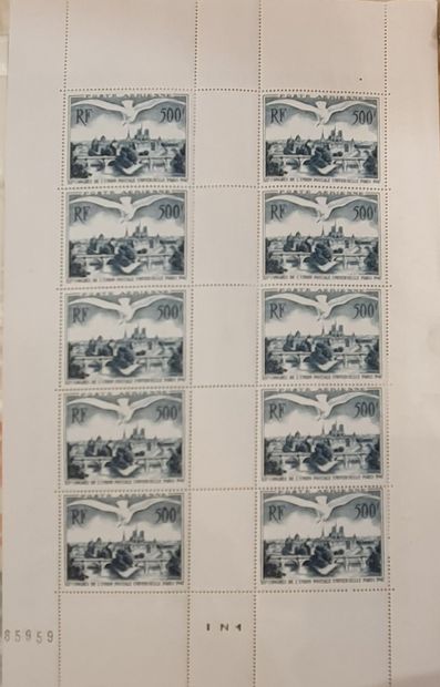 null Un classeur cartonné : timbres de France semi-modernes par quantité. Feuilles...