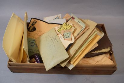null Une boite en bois : timbres et lettres classiques, France et pays divers. A...