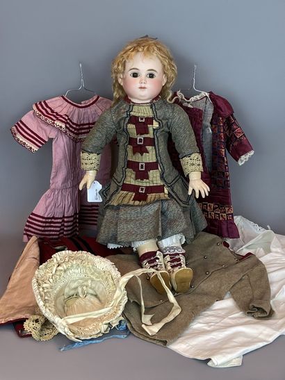 null Bébé SCHMITT - French doll, pressed bisque head, closed mouth, brown fixed eyes,...