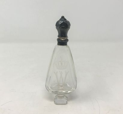 null Salt bottle in crystal engraved with a W surmounted by a princely crown and...