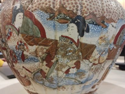 null A large Satsuma earthenware planter with polychrome enamel and characters. (Cracked)

Early...