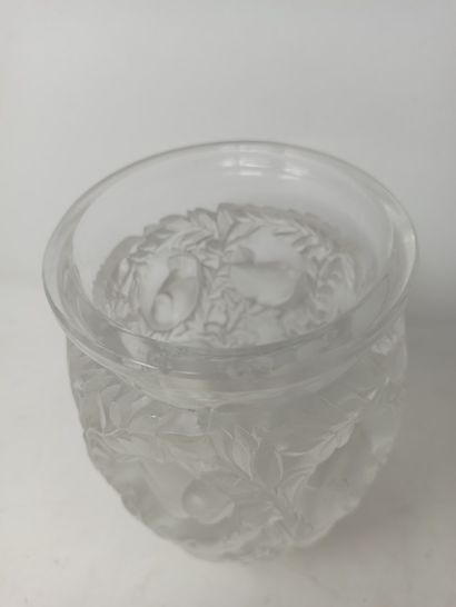null LALIQUE France

Vase model Bagatelle (created on May 5, 1939). Industrial print...