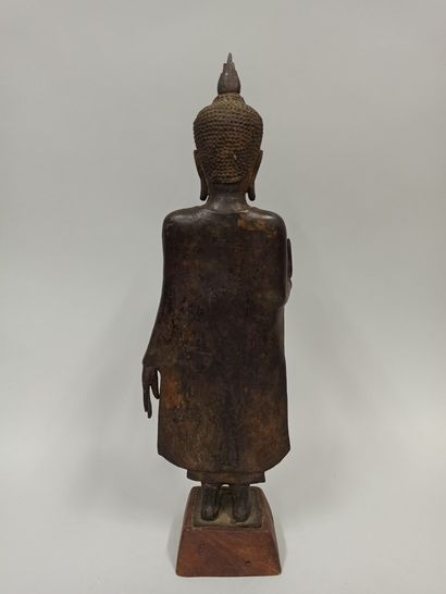 null THAILAND - 17th/18th century

Buddha statuette in bronze with brown patina and...