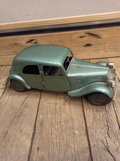 null 
JRD

Toy citroen traction green, model 1/10e.

Condition of use, small accidents...