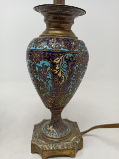 null Paire de vases montés en lampe en bronze cloisonné.

Style Barbedienne

H. 23...