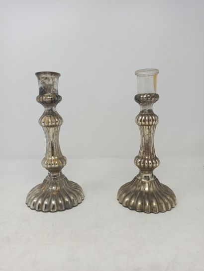 null A pair of candlesticks with fluted shafts in eglomerate glass.

Height : 21...