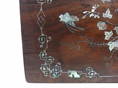 null Wooden jewelry box with mother-of-pearl inlay and pagodas in a landscape.

H....