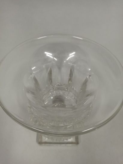 null 
SAINT-LOUIS
Vase Médicis en cristal, la base en pointe de diamant, piédouche carré.
Marque sur le dessous.
H.: 24...