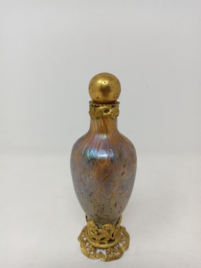 null LOETZ (in the taste of)

Iridescent glass perfume bottle in a gilded metal frame...