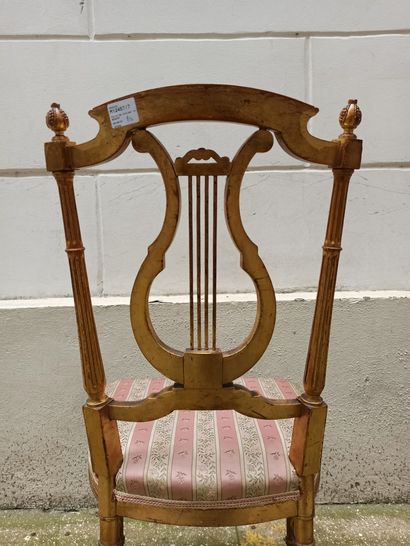 null Paire de chaises volantes en bois doré, le dossier à décor d'une lyre.