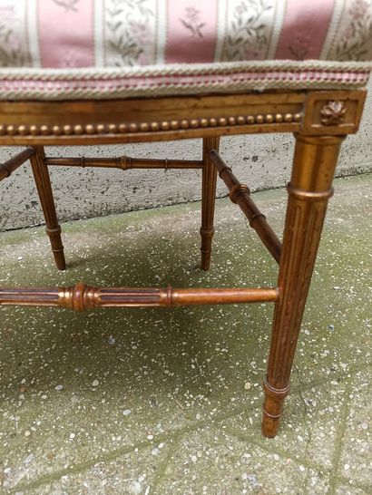 null Paire de chaises volantes en bois doré, le dossier à décor d'une lyre.