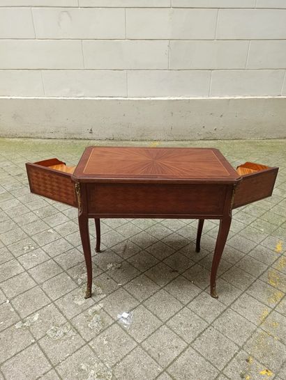 null Veneer dressing table, the top with radial decoration, the belt and sides with...