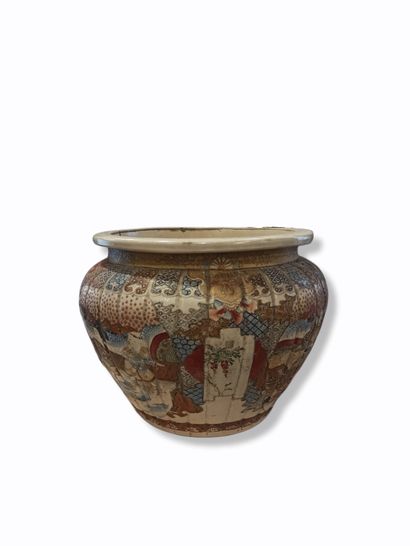 null A large Satsuma earthenware planter with polychrome enamel and characters. (Cracked)

Early...