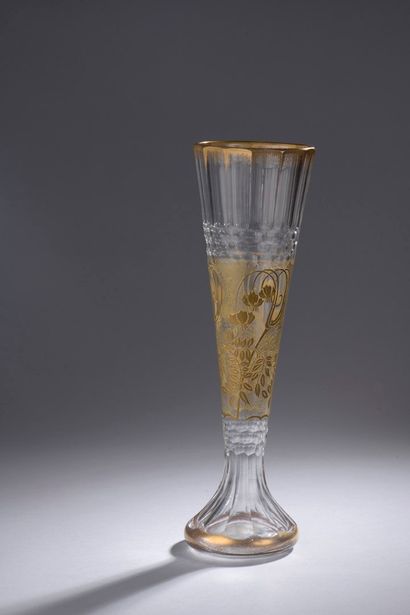 null MONTJOYE

Vase conique en cristal blanc taillé à décor de fuchsias stylisés...