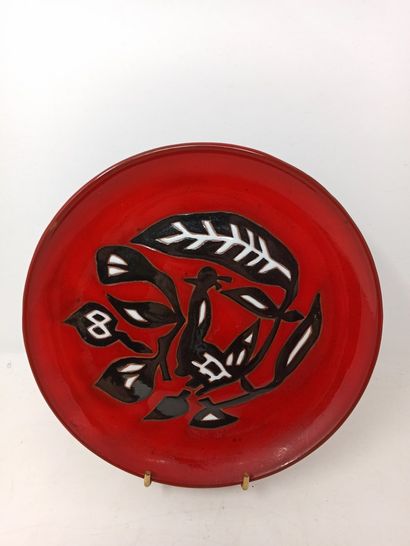 null LURCAT Jean (1892-1966) d'ap.

Circular red enamelled ceramic plate decorated...