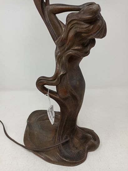 null Pied de lampe Art Nouveau en régule figurant une jeune femme nue ses longs cheveux...