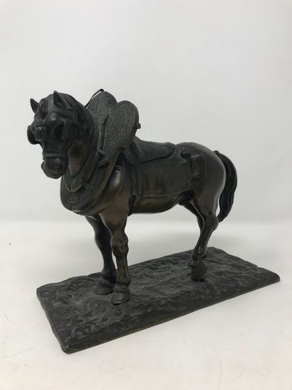 null Cheval de trait, épreuve en bronze, sur une terrasse rectangulaire, ROTROU dans...