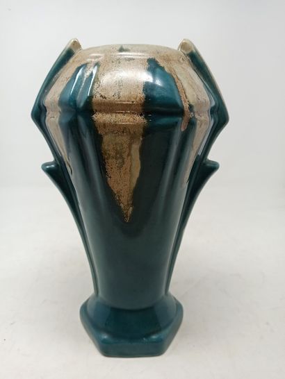 null Vase en faïence dans le style art déco 

émaillage bicolore , bleu-vert et beige....