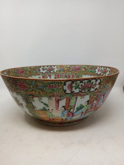null A Canton porcelain bowl decorated with polychrome enamels and gold of court...