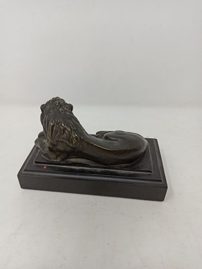 null Lion couché, bronze à patine brune. Travail anonyme fin XIXe.

Ht. : 5 cm -...