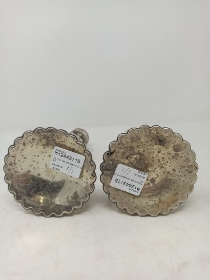 null A pair of candlesticks with fluted shafts in eglomerate glass.

Height : 21...
