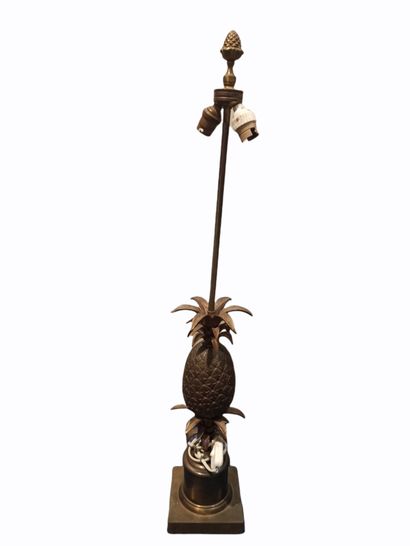 null Lampe modèle ananas en laiton et bronze, fût à deux lumières, base carrée. Dans...