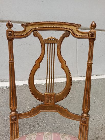 null Pair of giltwood flying chairs, the back decorated with a lyre.