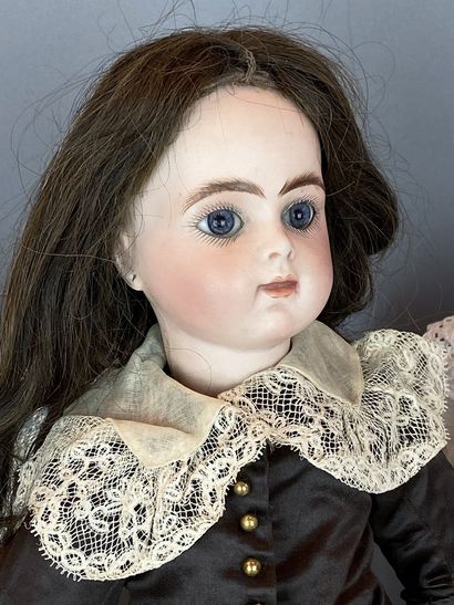 null BRU baby - French doll, with pressed bisque head, closed mouth, fixed blue eyes,...