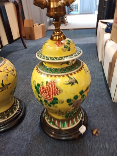null Paire de lampes composées à partir de deux potiches chinoises en faïences à...