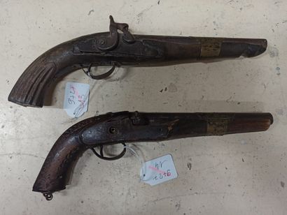 null Lot:

1/ 2 percussion pistols. Composite

2/ Flintlock rifle. Composite. Af...