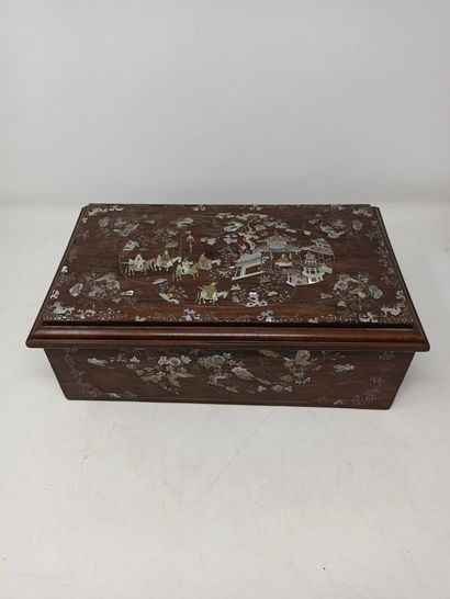 null Wooden jewelry box with mother-of-pearl inlay and pagodas in a landscape.

H....