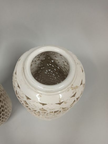 null CHINE, XIXe - XXe siècle

Paire de vases en porcelaine blanche

H.: 26 cm

Petits...