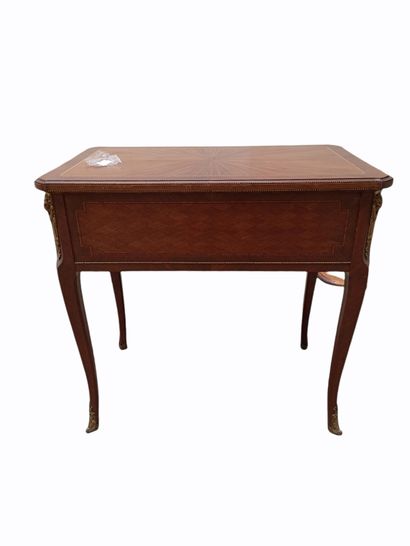 null Veneer dressing table, the top with radial decoration, the belt and sides with...