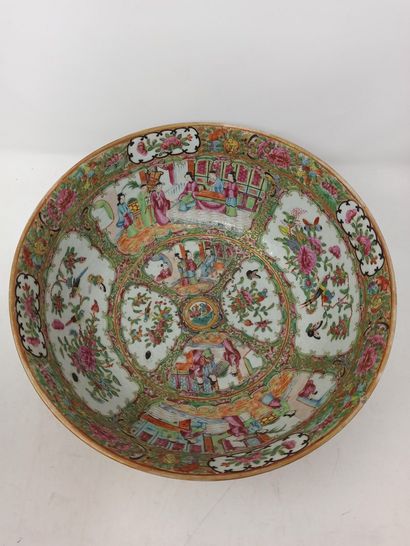 null A Canton porcelain bowl decorated with polychrome enamels and gold of court...