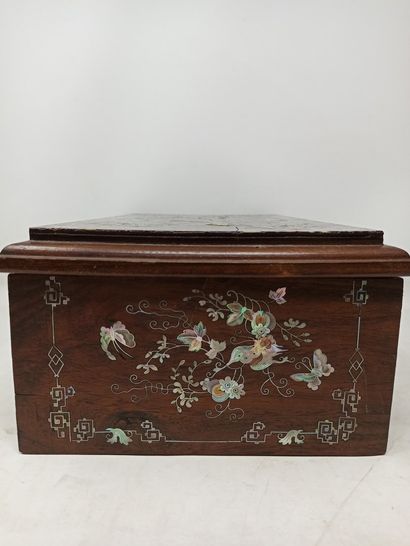 null Wooden jewelry box with mother-of-pearl inlay and pagodas in a landscape.

H....