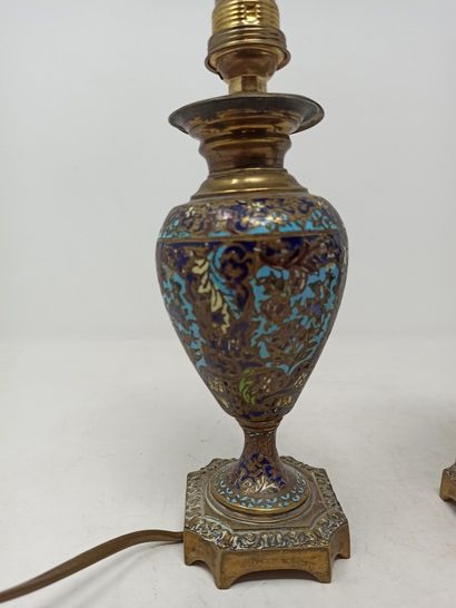 null Paire de vases montés en lampe en bronze cloisonné.

Style Barbedienne

H. 23...