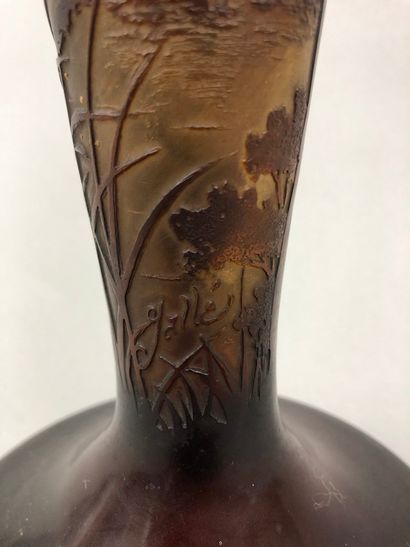 null GALLE (Dans le goût de)

Vase ambré au décor de pins et de joncs 

Signé

H....