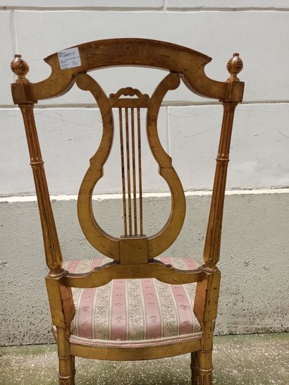null Paire de chaises volantes en bois doré, le dossier à décor d'une lyre.