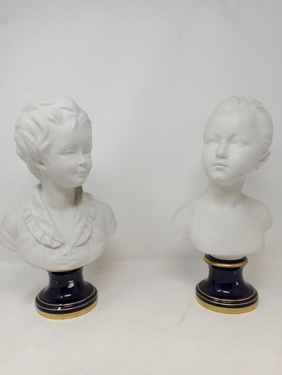 null HOUDON After

Pair of bisque busts of children.

Base in blue and gold porcelain

Mark...