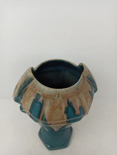 null Vase en faïence dans le style art déco 

émaillage bicolore , bleu-vert et beige....