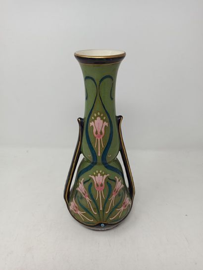 null BOCH FRERES KERAMIS

Vase en faïence Art Nouveau à décor floral rose et bleu...