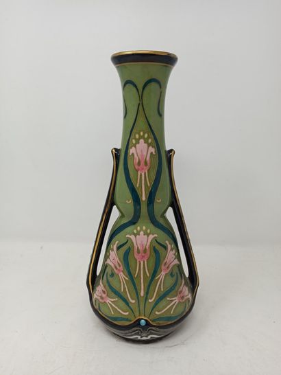 null BOCH FRERES KERAMIS

Vase en faïence Art Nouveau à décor floral rose et bleu...