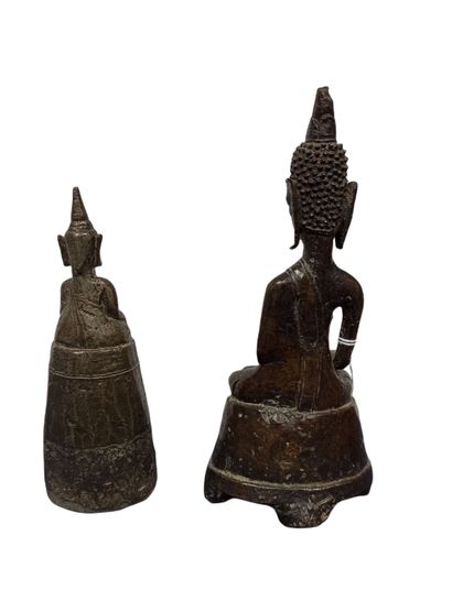 null THAILAND - 17th/18th century

Two bronze statuettes with brown patina of a seated...