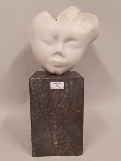 null BOS Marytée (XX-XXI)

Child's head 

White marble sculpture on a grey marble...