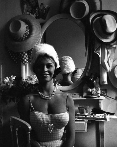 BARTHET Jean, 1920-2000 
Bardot à la coiffeuse...