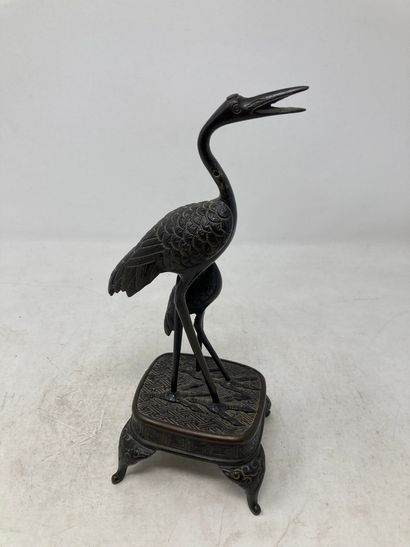 null Chine ou Japon Vers 1900, deux grues sur une terrasse, bronze.