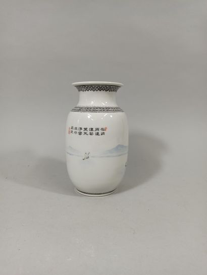 null CHINE - Moderne

Vase à col évasé en porcelaine émaillée et imprimé polychrome...