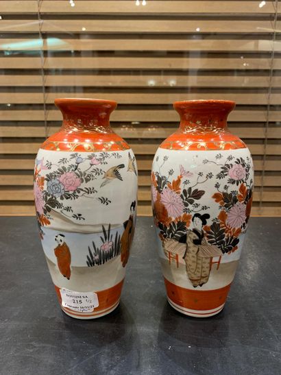 null Paire de vase en porcelaine à décor polychrome de Geïsha près d'une rivière.

Japon,...