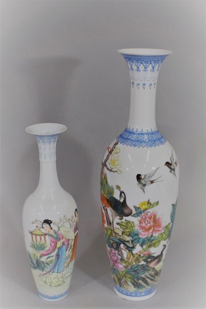 null 
CHINE, XXème siècle




Deux vases en porcelaine à décor émaillé polychrome...
